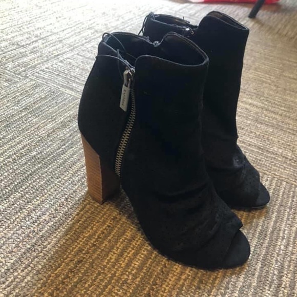 🍑2/$50🍑EXPRESS heels - Picture 2 of 2